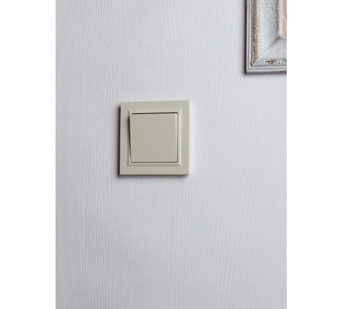 BRITE Выключатель 1-клавишный перекрестный 10А ВС10-1-3-БрКр бежевый  BR-V13-0-10-K10  IEK