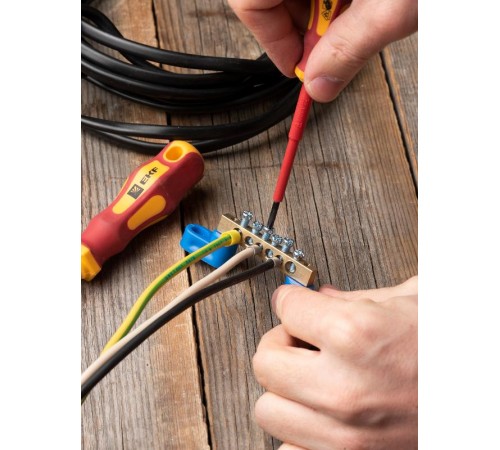 Шина "0" N (6х9мм) 6 отверстий латунь 2 синих угловых изолятора EKF PROxima  sn0-2-63-06  EKF