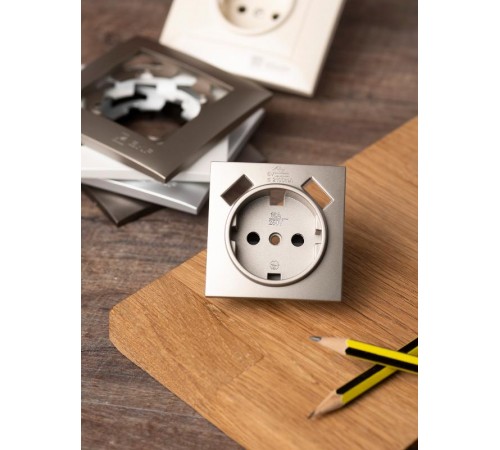 Валенсия лицевая панель розетки 1-местной с/з 16А кашемир с защ. штор. с 2 USB 2,1А EKF PROxima   ESR16-L-028-40-2USB   EKF