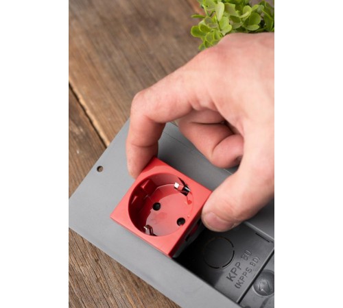 Розетка 45х45 (2 модуля), с заземлением, красная, прямая  E2MR16-028-70  EKF