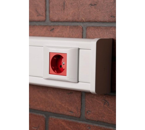 Розетка 45х45 PRO, с заземлением, красная , 45 град  E6MR16-028-70-45  EKF