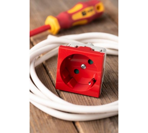 Розетка 45х45 PRO, с заземлением, красная , 45 град  E6MR16-028-70-45  EKF