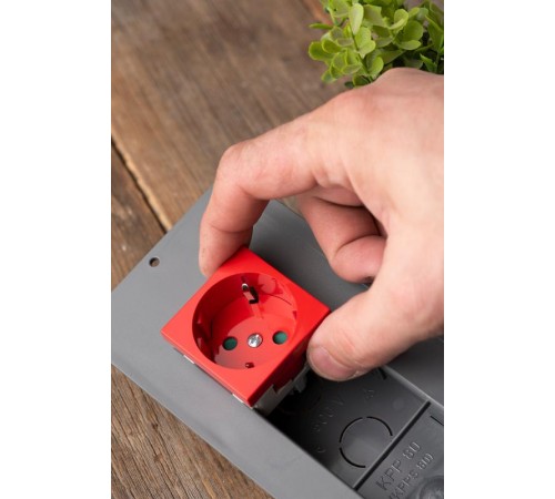 Розетка 45х45 PRO, с заземлением, красная , 45 град  E6MR16-028-70-45  EKF