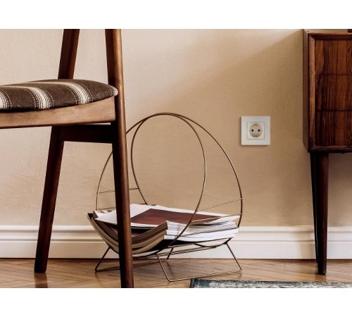 Etika Слоновая кость Розетка с заземлением со шторками, винтовые клеммы  672322  Legrand