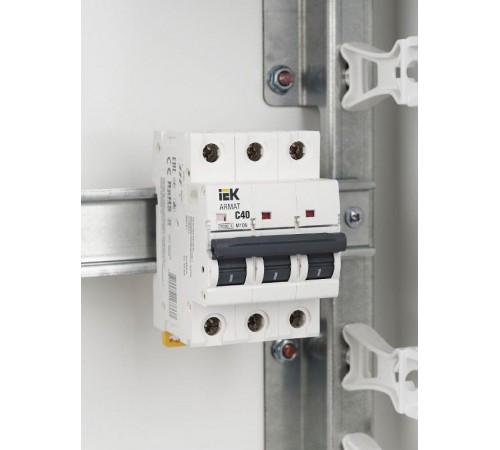 Выключатель автоматический трехполюсный M10N 3P C 40А 10кА ARMAT  AR-M10N-3-C040  IEK