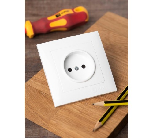 Валенсия розетка 1-местная б/з 10А белая с защ. штор. EKF PROxima   EWR10-022-10   EKF