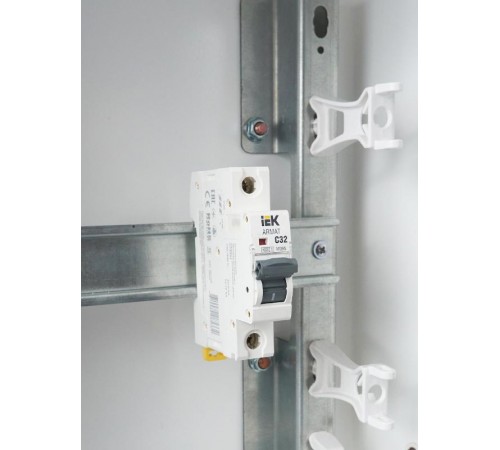 Выключатель автоматический однополюсный M06N 1P C 32А 6кА ARMAT  AR-M06N-1-C032  IEK