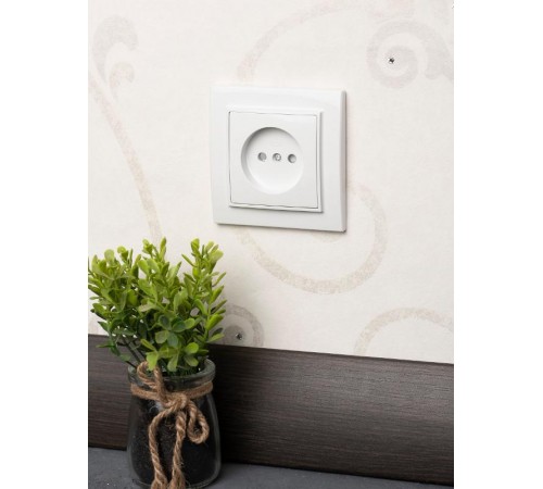 Минск Розетка 1-местная СП без заземления, 10 А, с защ.штор., белая EKF Basic  ERR10-022-100  EKF