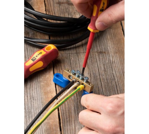 Шина "0" N (8х12мм) 4 отверстия латунь 2 синих угловых изолятора EKF PROxima  sn0-125-04-2  EKF