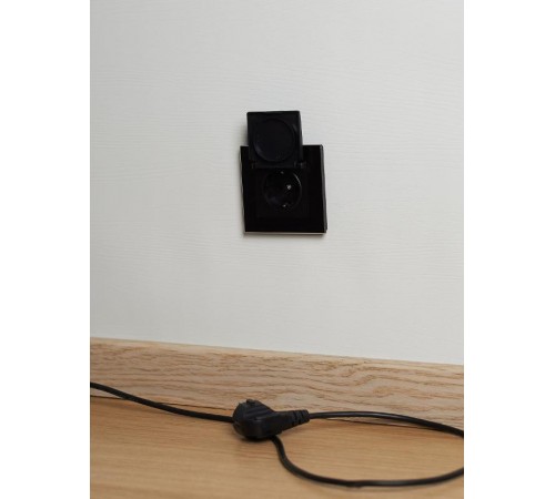 BRITE Розетка с заземлением со шторками с кр. 16А IP44 РСбш10-3-44-БрЧ черный  BR-R16-16-44-K02  IEK