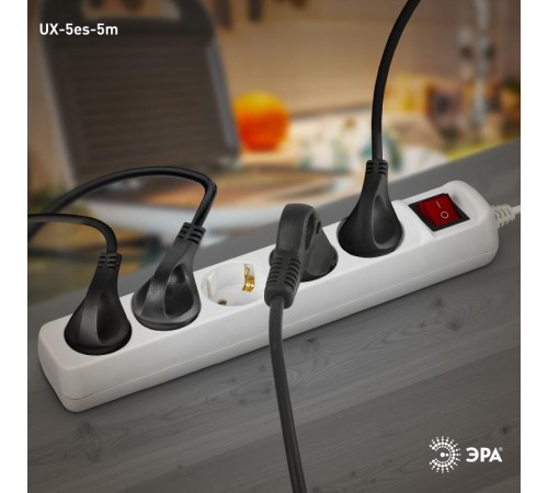 Удлинитель ЭРА UX-5es-5m c заземлением, 3x0,75мм2, c выкл. 5гн, 5м  Б0035758  ЭРА