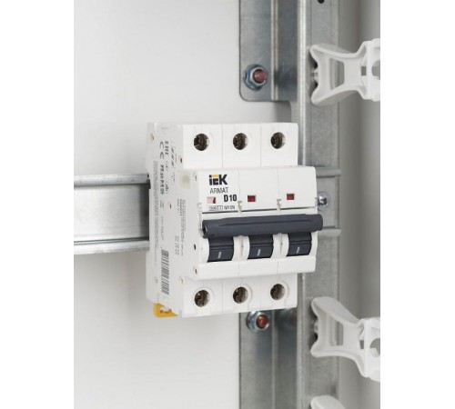 Выключатель автоматический трехполюсный M10N 3P D 10А 10кА ARMAT  AR-M10N-3-D010  IEK