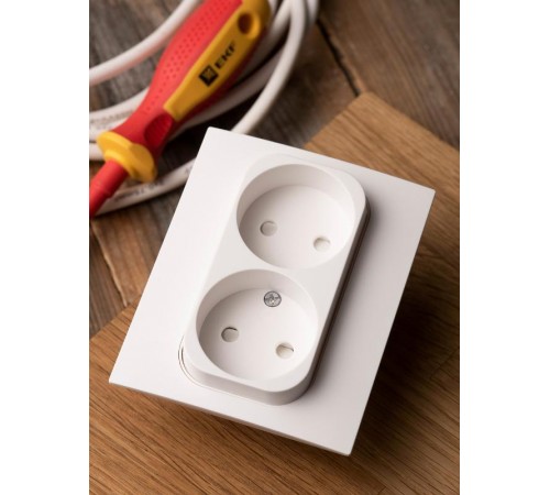 Стокгольм Розетка 2-местная б/з 10А белая с защ. штор. PROxima  EXR10-102-10  EKF