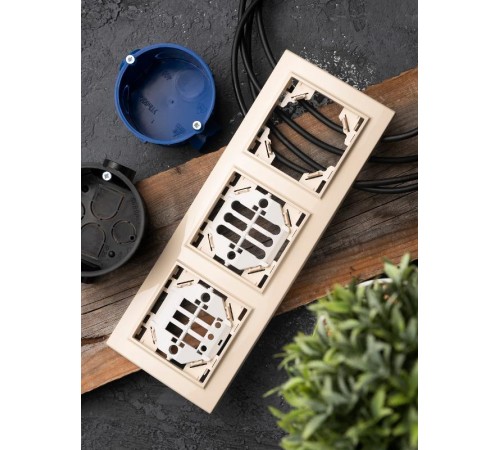 Рамка 3-местная  горизонтальная бежевый Минск EKFERM-G-303-20EKF