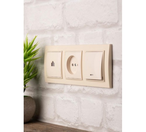 Рамка 3-местная  горизонтальная бежевый Минск EKFERM-G-303-20EKF