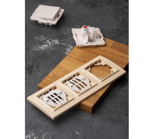 Рамка 3-местная  горизонтальная бежевый Минск EKFERM-G-303-20EKF