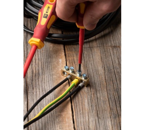 Шина PEN "ноль-земля" (8х12мм) 4 отверстия латунь крепеж по центру EKF PROxima  sn0-125-4-c  EKF