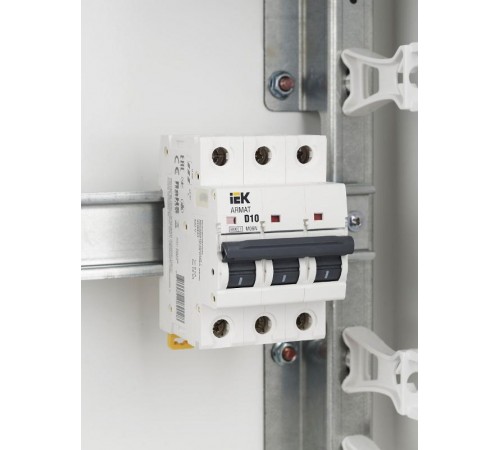 Выключатель автоматический трехполюсный M06N 3P D 10А 6кА ARMAT  AR-M06N-3-D010  IEK