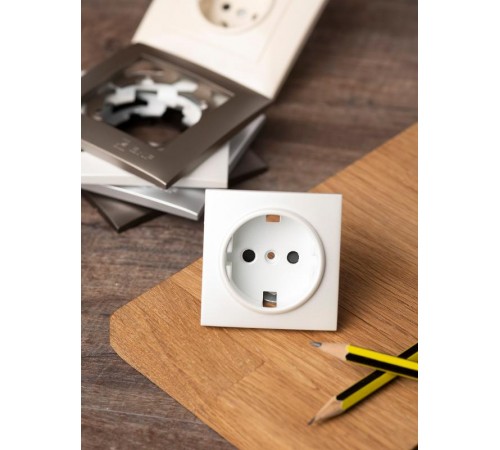 Валенсия лицевая панель розетки 1-местной с/з 16А жемчуг с защ. штор. EKF PROxima   ESR16-L-028-50   EKF