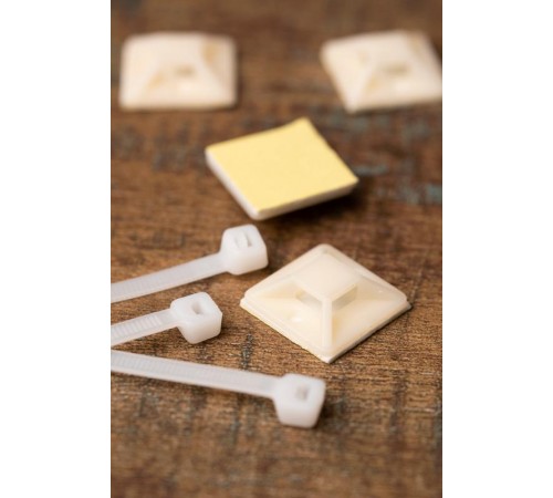 Площадка самоклеющаяся 25х25мм (упак 100 шт) EKF PROxima  plc-25x25  EKF