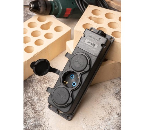 Роз. трехмест. с защит. крышками каучуковая 230В 2P+PE 16A IP44 EKF PRO   RPS-015-16-230-44-r   EKF