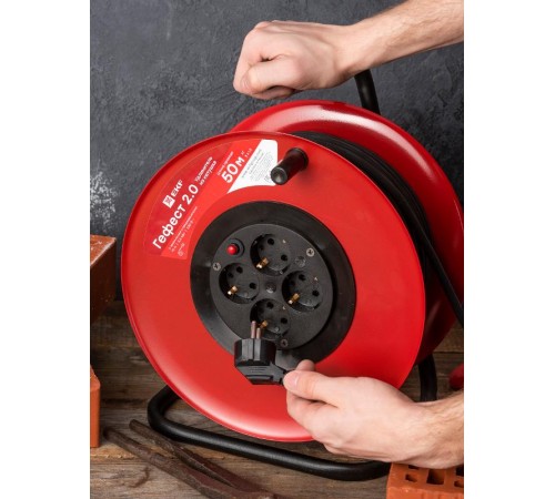 Удлинитель на катушке "Гефест 2.0" 4 гнезда 50м с заземлением и предохранителем КГ 3*1,5 16А/3,5кВт PROxima  UKG02-16-R315-4-50  EKF