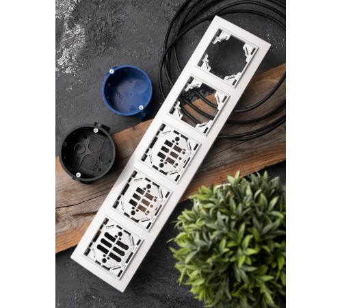 Рамка 5-местная горизонтальная Минск белая EKF  ERM-G-305-10  EKF