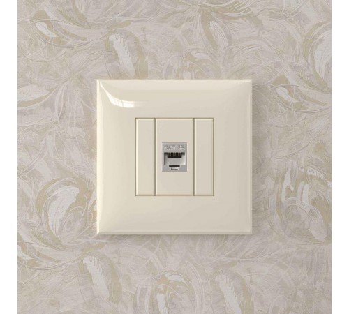 Компьютерная розетка RJ-45 без шторки в стену, кат.5e одинарная экранированная, "Avanti", "Ванильная дымка"  4405763  DKC