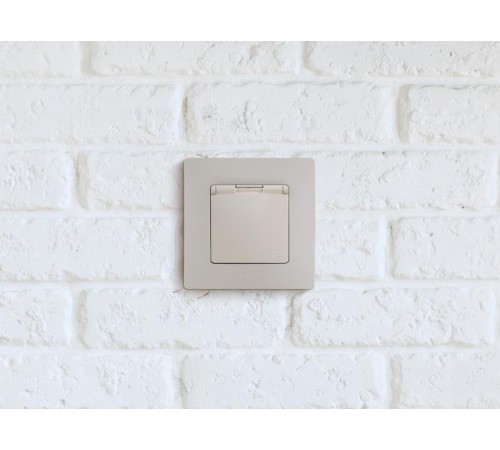 Etika Слоновая кость Розетка с заземлением IP 44 с крышкой и шторками, автозажимные клеммы,16А  672332  Legrand