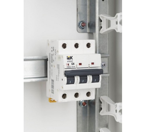Выключатель автоматический трехполюсный M10N 3P C 4А 10кА ARMAT  AR-M10N-3-C004  IEK