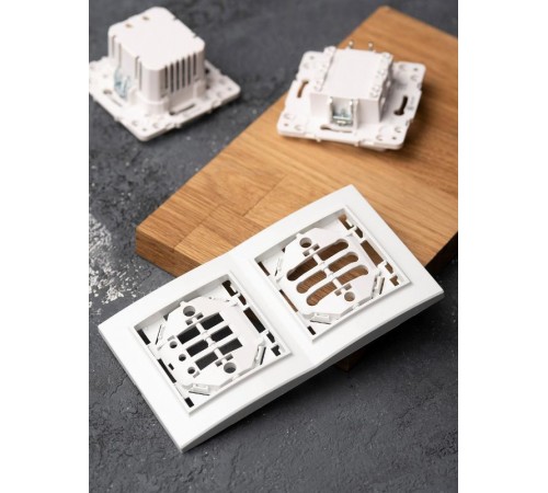 Минск Рамка 2-местная вертикальная белая EKF Basic  ERM-G-312-10  EKF