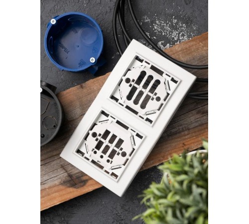 Минск Рамка 2-местная вертикальная белая EKF Basic  ERM-G-312-10  EKF