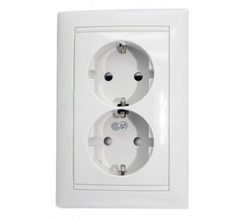 Valena Белый Розетка 2-ая с/з с защитными шторками литая  774427  Legrand