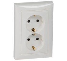 Valena Белый Розетка 2-ая с/з с защитными шторками литая  774427  Legrand