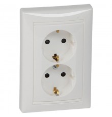 Valena Белый Розетка 2-ая с/з с защитными шторками литая  774427  Legrand