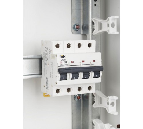 Выключатель автоматический четырехполюсный M06N 4P C 2А 6кА ARMAT  AR-M06N-4-C002  IEK