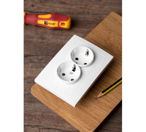 Валенсия розетка 2-местная с/з 16А белая с защ. штор. EKF PROxima   EWR16-128-10   EKF
