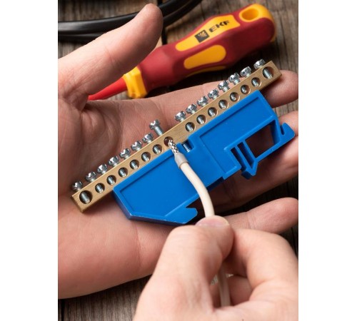 Шина "0" N (6х9мм) 16 отверстий латунь синий изолятор на DIN-рейку EKF PROxima  sn0-63-16-d  EKF