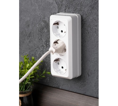 Рим Розетка 3-местная 16А с заземлением белая EKF  ENR16-228-10  EKF