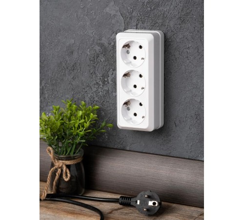 Рим Розетка 3-местная 16А с заземлением белая EKF  ENR16-228-10  EKF