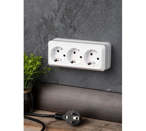 Рим Розетка 3-местная 16А с заземлением белая EKF  ENR16-228-10  EKF