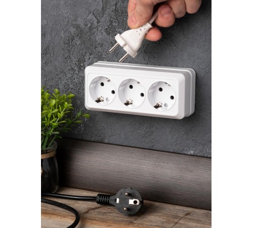 Рим Розетка 3-местная 16А с заземлением белая EKF  ENR16-228-10  EKF