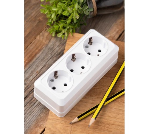 Рим Розетка 3-местная 16А с заземлением белая EKF  ENR16-228-10  EKF