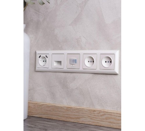 BRITE Рамка 5-ая РУ-5-Бр бежевый/жемчуг  BR-M52-12-1-K10  IEK