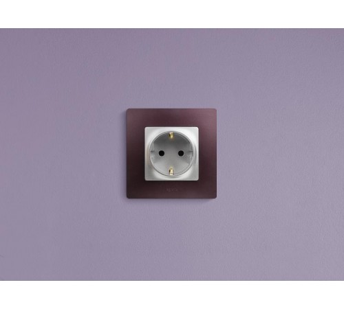 Etika Алюминий Розетка с заземлением со шторками, винтовые клеммы, 16А, 250 В  672422  Legrand