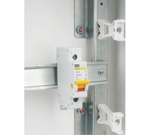 Выключатель нагрузки модульный (мини-рубильник) ВН-32 1Р 32А  MNV10-1-032  IEK