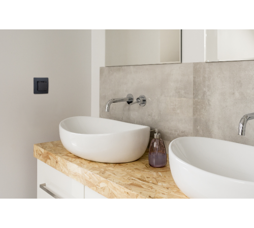 Розетка с заземлением IP44 - Legrand Etika - со шторками с защитной крышкой 16А 250В безвинтовые зажимы - антрацит  672626  Legrand