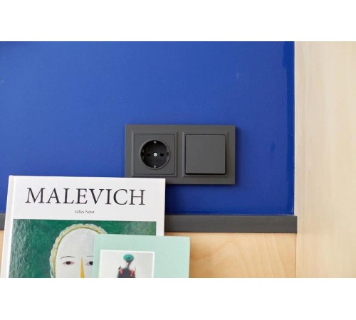 BRITE Розетка с заземлением со шторками 16А РС14-1-0-БрГ графит  BR-R14-16-K53  IEK