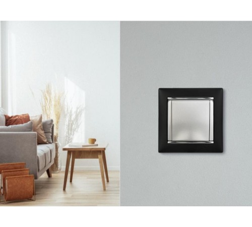 Valena Алюминий Розетка 1-ая с/з с крышкой  770122  Legrand