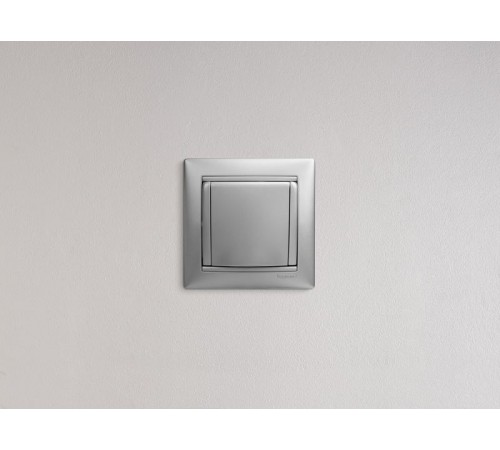 Valena Алюминий Розетка 1-ая с/з с крышкой  770122  Legrand